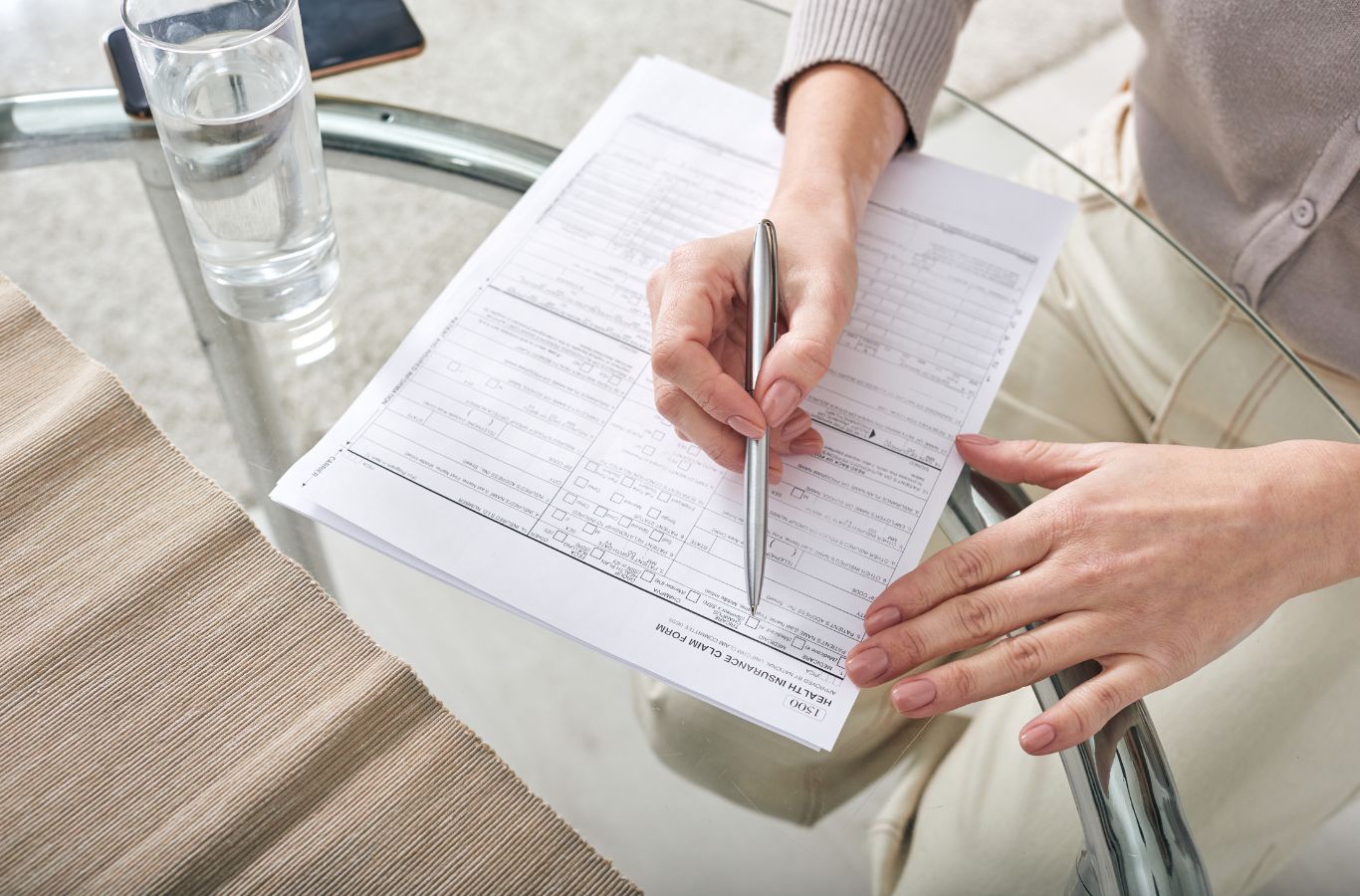 femme remplissant le formulaire de réclamation d'assurance